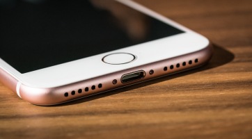 Már bekapcsolás előtt szétesett egy iPhone 8