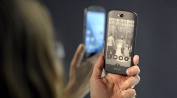 Még a nyáron piacra kerül a YotaPhone 3