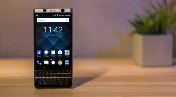 Megerősített kijelzővel érkezik a frissített BlackBerry KEYOne