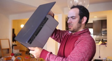 Napi humor: valaki egy vicces dalt írt a MacBook Pro folyton beragadó Space billentyűjéről