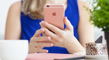 Nő vagy és iPhone-od is van? Csak szólunk: rólad is gyűjti a telefonod a melltartós képeket!