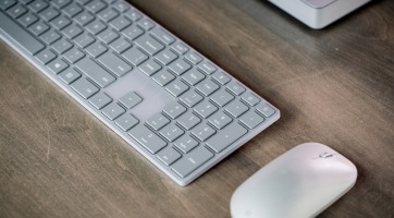 Ujjlenyomat-olvasós billentyűzeten dolgozik a Microsoft