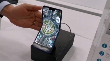 Videón is megmutatta magát a Sharp összehajtható okostelefonja