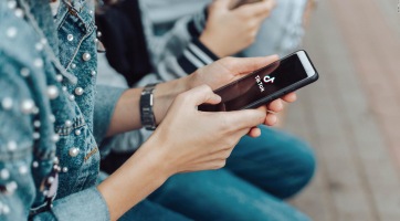 A TikTok több mint 12 milliárd forintos bírsággal nézhet szembe