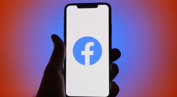 A Facebook felugró üzenetekkel kéri a felhasználók segítségét, hogy ingyenes maradhasson a platform