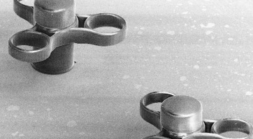 Elkészült a világ legkisebb fidget spinnere, ami az emberi hajszálnál is vékonyabb