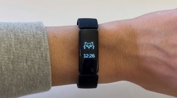 Horkolásérzékelő érkezhet a Fitbitbe