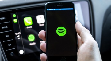 Már iOS 13-on is támogatja a Sirit a Spotify