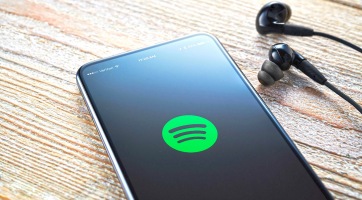 Most már podcasteket is tehetünk lejátszási listába a Spotify-on