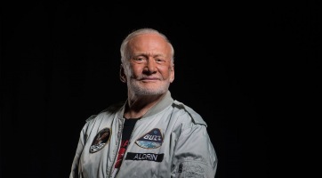 2,8 millió dollárért kelt el Buzz Aldrin holdkabátja