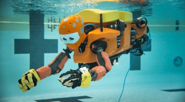 Egy humanoid búvárrobot kutat a tenger mélyén