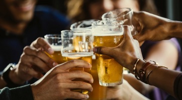 Egy új tanulmány szerint 40 év alatt egy korty alkoholt sem szabadna inni