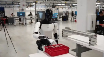 Elon Musk szerint 2025-re 1000 Optimus robot fog működni a Tesla gyáraiban
