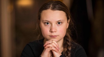 Greta Thunberg betöltötte a 18-at, egy laposmars-hívő felsőben fotózkodott