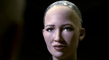 Hagyta magát megpuszilni Sophia, az intelligens robot