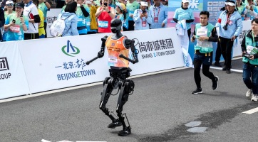 Humanoid robotok is részt vettek az idei pekingi félmaratonon