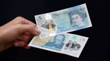 Még a bakelitlemezt is lejátsza az új brit ötfontos bankjegy!