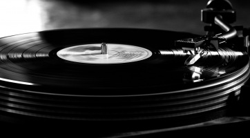 Mert a vinyl örök: újra belekezd a bakelitlemezek gyártásába a Sony!