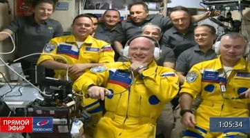 Nem, nem Ukrajna mellett álltak ki az orosz űrhajósok a kék-sárga ruhájukkal