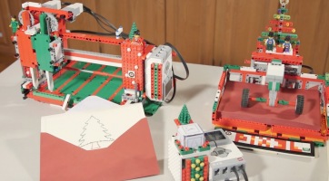 Nézd meg a legó-robotot, amelyik magától rajzol karácsonyi lapokat