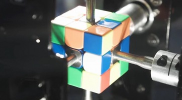 Új világrekord született a Rubik-kocka kirakásában