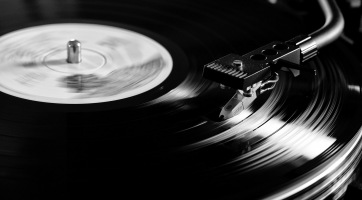 A digitális letöltésekhez mérten ismét népszerűbb a CD és a bakelit