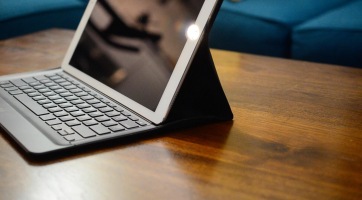 Az Apple és a Microsoft tartotta életben a 2in1 és tablet piacot