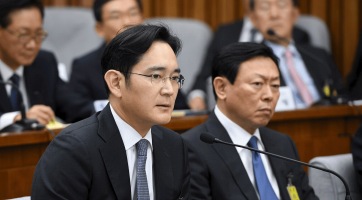 Elnöki kegyelmet kapott a Samsung örököse a korrupciós botránya után
