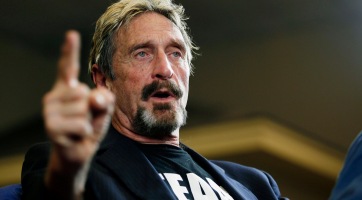 Követőinek átverése miatt állhat bíróság elé John McAfee