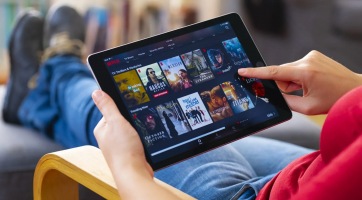 Nem csak etikátlan, de törvénysértő is lehet a Netflixes fiók jelszavának megosztása