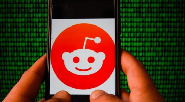 Perelik a Redditet, mert egy 16 éves lány szexuális képeit nem szedték le a platformról