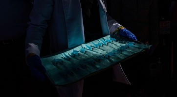 Természetesen máris tele van a sötét web hamisított oltási igazolványokkal és vakcinákkal