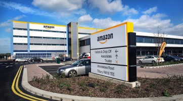 Több száz Amazon dolgozó kezdett sztrájkba, amiért csak 160 forinttal emelték órabérüket